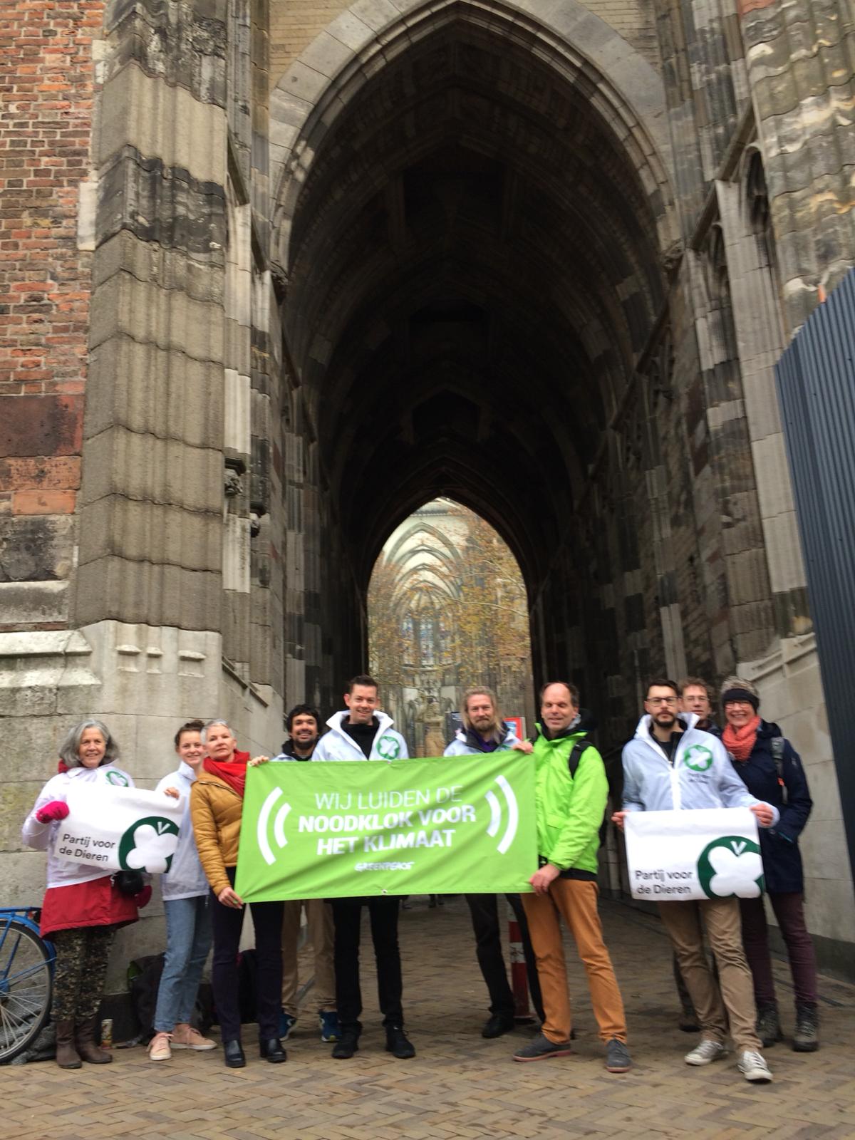Deelnemers aan de actie bij de Domtoren in Utrecht